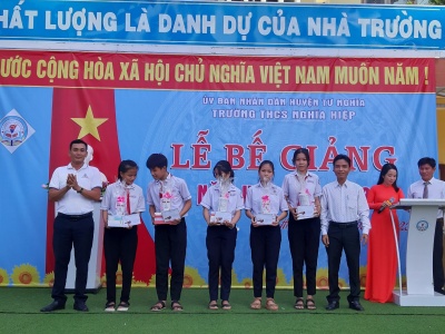 Tham dự lễ tổng kết năm học 2022-2023 tại trường trung học cơ sở xã Nghĩa Hiệp, huyện Tư Nghĩa, tỉnh Quảng Ngãi