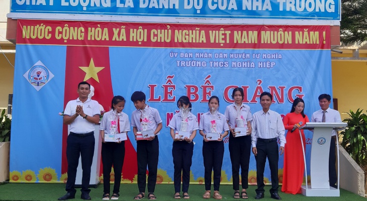 Tham dự lễ tổng kết năm học 2022-2023 tại trường trung học cơ sở xã Nghĩa Hiệp, huyện Tư Nghĩa, tỉnh Quảng Ngãi
